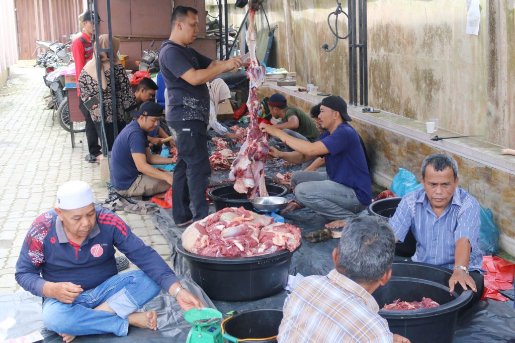 DPMPTSP KABUPATEN INDRAGIRI HILIR LAKSANAKAN PEMOTONGAN HEWAN QURBAN